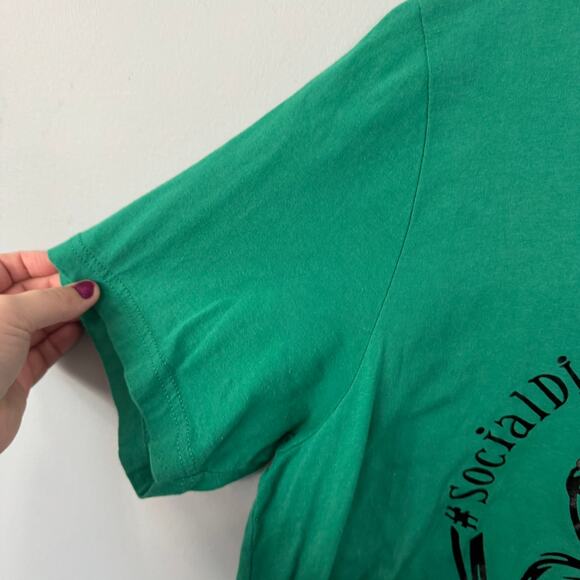 Bella Canvas The Grinch Social Distancing Green Short Sleeve Tee Shirt Size XL - Picture 4 of 6